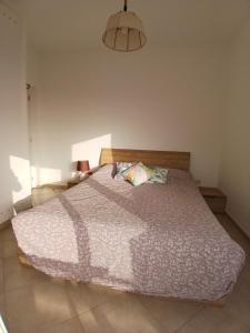 アガディールにあるAppartement Belle Vue Imi Ouaddarの掛け布団が敷かれたベッドのある寝室