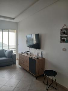 アガディールにあるAppartement Belle Vue Imi Ouaddarのソファと薄型テレビのあるリビングルーム