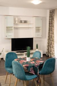 a dining room with a table and four chairs at Studio Fortuna Park in Sfântu-Gheorghe