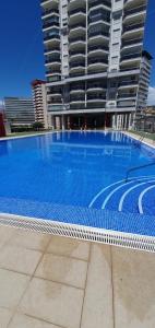 ein großer Pool vor einem großen Gebäude in der Unterkunft Sunrise in Calpe