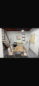 a room with a table and chairs and a kitchen at El pino in San Pedro