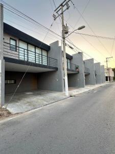 une rue vide devant un immeuble dans l'établissement Casa de 2 Recámaras con Alberca cerca de Plazas Altabrisa, à Mérida