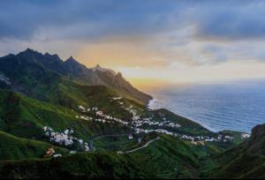 - une vue sur une ville au sommet d'une montagne dans l'établissement CASA RURAL CANARIA HOMBRE DE PALO, à Santa Cruz de Tenerife