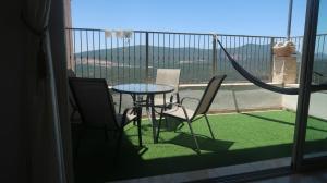 a patio with a table and chairs on a balcony at סוויטת הנוף בצפת העתיקה in Safed