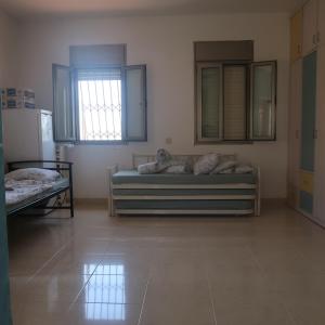 ein großes Zimmer mit zwei Betten und einem Fenster in der Unterkunft סוויטת הנוף בצפת העתיקה in Safed
