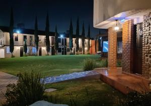 a house with a yard at night at Hotel Real Campestre Tepetoci in Tepexi del Río