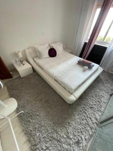 a bed with a pillow on it in a room at Quarto privado num apartamento partilhado in Bobadela