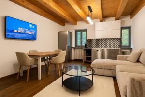 ein Wohnzimmer mit Sofa und Tisch in der Unterkunft Greif Boutique Juna in Aurisina