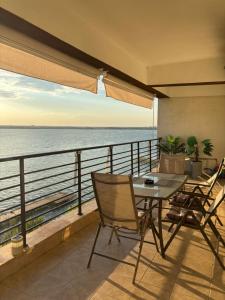 Balkón nebo terasa v ubytování Mamaia Lake Deluxe