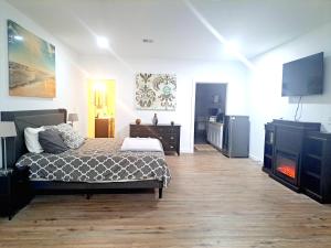 a bedroom with a bed and a flat screen tv at Cozy Guesthouse in Catasauqua