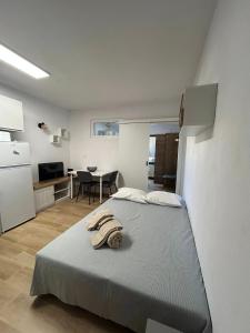 Un dormitorio con una cama y una cocina y una mesa. en Charmoso T1 Varandas de Malpique, en Albufeira 7 fotos más