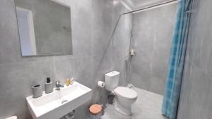 une salle de bain avec toilettes, lavabo et douche dans l'établissement MakaLand Studio Corfu, à Evropoúloi