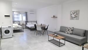 un salon avec un canapé et une table dans l'établissement MakaLand Studio Corfu, à Evropoúloi