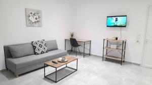 un salon avec un canapé et une table dans l'établissement MakaLand Studio Corfu, à Evropoúloi