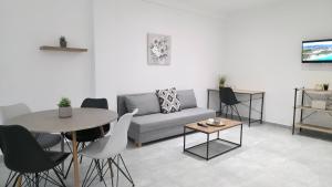 un salon avec un canapé et une table dans l'établissement MakaLand Studio Corfu, à Evropoúloi 16 autres photos