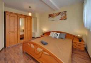 ヴィスワにあるApartamenty Sun Seasons 24 - Bukowaのベッドルーム1室(大型木製ベッド1台付)