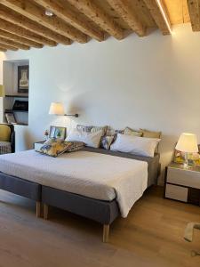Postel nebo postele na pokoji v ubytování Sui tetti di Schio - Apartments guest house