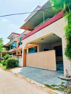 una casa con una puerta delante de ella en Dazzy Dream Guest Houses, en Islamabad