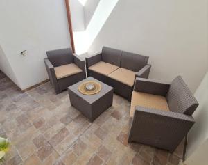 an overhead view of a room with chairs and a table at La dimora di Lorenzo in Giurdignano