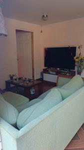 a living room with a couch and a flat screen tv at Ciudad Satelite I Tranquilidad I Supermercados in Maipú