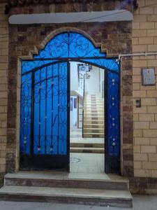Η πρόσοψη ή η είσοδος του El Karnak Apartment