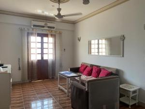 ein Wohnzimmer mit Sofa und Tisch in der Unterkunft House of Dreams apartments Luxor in Luxor