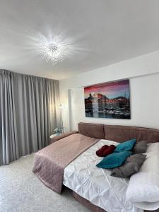 una camera da letto con un letto grande con cuscini verdi di Playa de San Juan JULIA ad Alicante Altre 27 foto