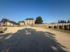 ein großer Schatten eines Gebäudes und einer Brücke in der Unterkunft Studio Neuf Pont-Réan Centre in Guichen