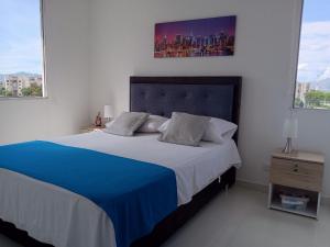 a bedroom with a large bed and two windows at AH/ Relax con vista natural, Peñalisa Ricaurte in Ricaurte +22 photos