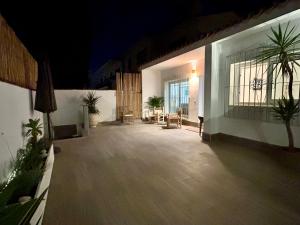 ein großer Raum mit einer Terrasse bei Nacht mit Pflanzen in der Unterkunft La Brisca Sun & Soul Más que un lugar una forma de vivir Málaga in Málaga