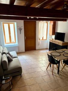 a living room with a couch and a table at Canalentin - proche Canal du Midi in Castelnaudary