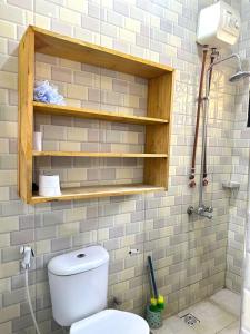 bagno con servizi igienici bianchi in camera di Pearl Lulu -3 Bedroom Apartments near Zanzibar Ferry and DownTown a Dar es Salaam