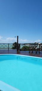 una piscina con vista sull'oceano di Marsallis Flat 202 - Natal RN a Natal