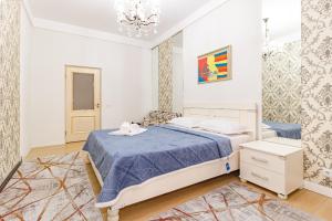 Postel nebo postele na pokoji v ubytování 5 room комнатная apartment in the center of Astana