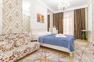 Postel nebo postele na pokoji v ubytování 5 room комнатная apartment in the center of Astana