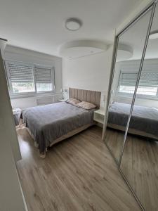 Postel nebo postele na pokoji v ubytování VVCC Apto Dois quartos Centro de Canoas Rua Brasil