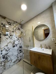 Ένα μπάνιο στο WoodAvenue