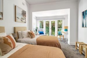 Ένα ή περισσότερα κρεβάτια σε δωμάτιο στο Artscape - Luxurious Bondi Beach Family Villa!