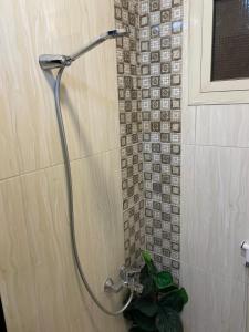 a shower with a hose in a bathroom at وحدات طيبة in Medina +3 photos