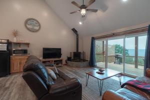 un salon avec un canapé et une télévision dans l'établissement Amazing View Hot Tub Firepit BBQ Private Pets, à Rileyville