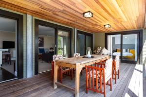 Μια τηλεόραση ή/και κέντρο ψυχαγωγίας στο Sweet Greta - Terrace Apartment With Solar Power