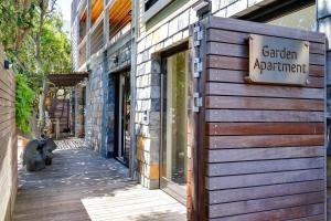 Το κτήριο όπου στεγάζεται  το ξενοδοχείο διαμερισμάτων +20 φωτογραφίες