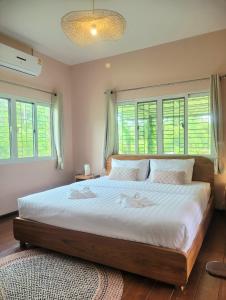 Voodi või voodid majutusasutuse Cozy Cottage Farm stay Suanphueng toas