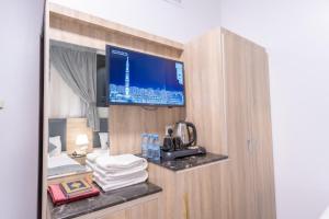 a room with a tv in a hotel room at Hayah Al Salam Al Fadi Hotel in Medina