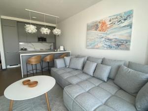 Χώρος καθιστικού στο Eurovea Tower 21p Amazing View