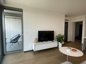 Μια τηλεόραση ή/και κέντρο ψυχαγωγίας στο Eurovea Tower 21p Amazing View