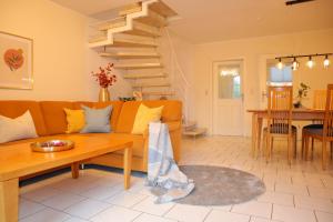 un salon avec un canapé et une table dans l'établissement Ferienhaus De lüttje Mööv, à Dorum Neufeld