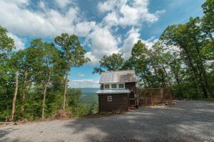 un petit bâtiment sur le côté d'une route dans l'établissement Hideaway Tiny Cabin, Hot Tub, View, Firepit, à Rileyville 21 autres photos
