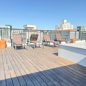 grupa krzeseł siedzących na dachu w obiekcie 103NV Studio Liberdade SP 300 m Estação Liberdade acomoda ate 03 pessoas w São Paulo