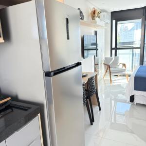 kuchnia z lodówką i jadalnią w obiekcie 103NV Studio Liberdade SP 300 m Estação Liberdade acomoda ate 03 pessoas w São Paulo